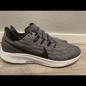 Nike Air Zoom Pegasus 36. Gray/Black/White. M10